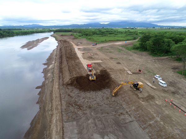 石狩川改修工事の内　北村築堤河道掘削外工事